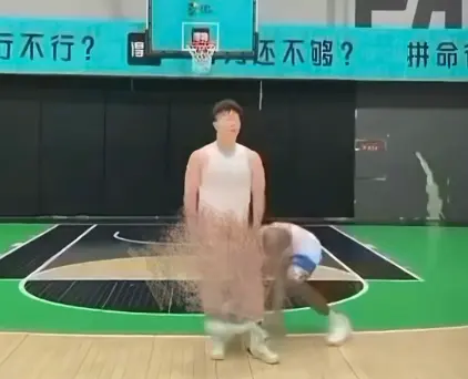 《牛教练的裤子》完整版免费观看-牛教练的裤子高清无广告在线看-黑哥不讲武德扯牛教练裤子-牛教练满球场追黑哥视频